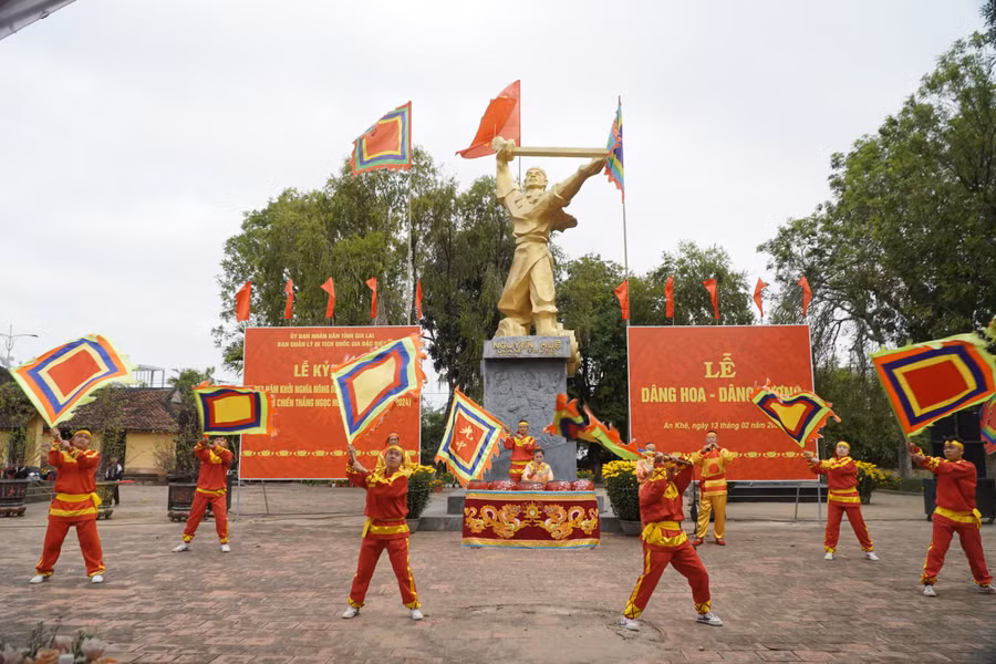 Màn trống trận Tây Sơn do đội nhạc vũ thuộc Bảo tàng Quang Trung (tỉnh Bình Định) biểu diễn. Ảnh: Đức Thụy