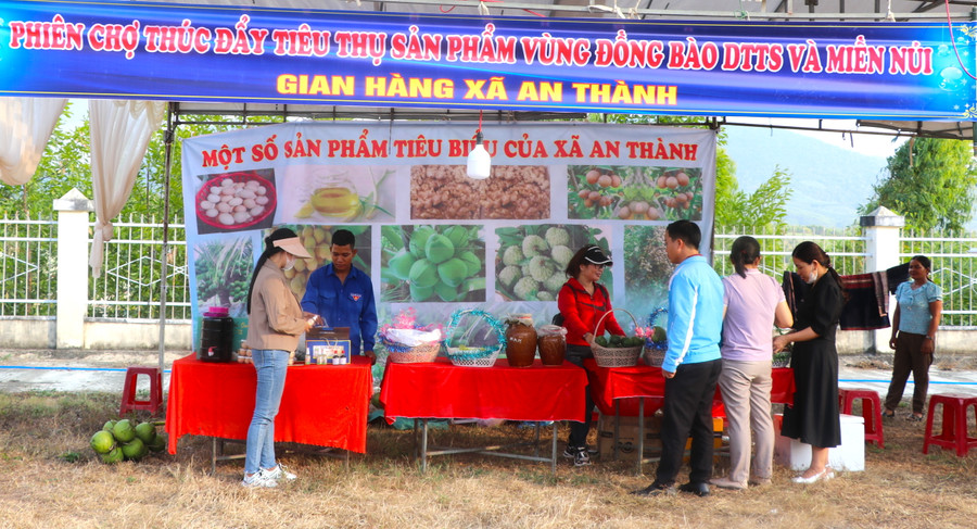 Tham gia hội chợ, các xã, thị trấn trưng bày, giới thiệu nhiều sản phẩm nông sản của địa phương. Ảnh: Ngọc Minh