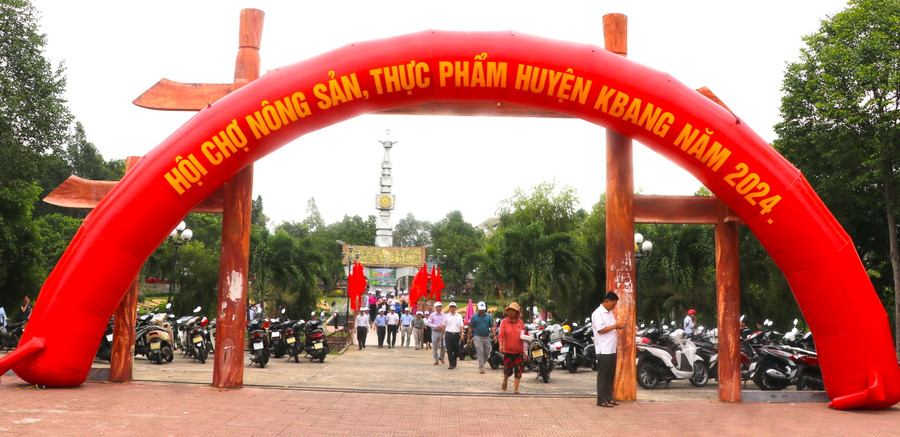 Hội chợ nông sản, thực phẩm vùng đồng bào dân tộc thiểu số và miền núi huyện Kbang diễn ra từ ngày 31-7 đến ngày 3-8, tại Công viên văn hóa huyện Kbang. Ảnh: Ngọc Minh Hội chợ nông sản, thực phẩm vùng đồng bào dân tộc thiểu số và miền núi huyện Kbang diễn ra từ ngày 31-7 đến ngày 3-8, tại Công viên văn hóa huyện Kbang. Ảnh: Ngọc Minh