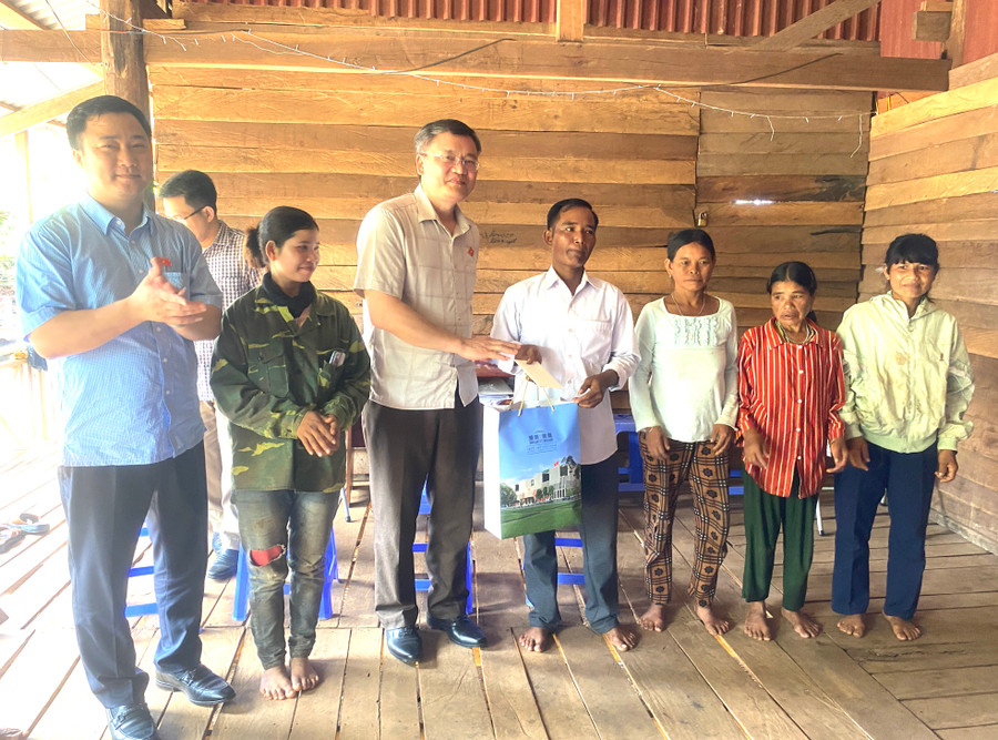 Thay mặt Tổ công tác của Đoàn giám sát Quốc hội, Phó Chủ tịch Hội đồng Dân tộc Quàng Văn Hương (thứ 3 bên trái) tặng 1 suất quà và 2 triệu đồng cho 7 hộ nghèo tại làng Hlang (xã Yang Nam, huyện Kông Chro). Ảnh: Ngọc Minh