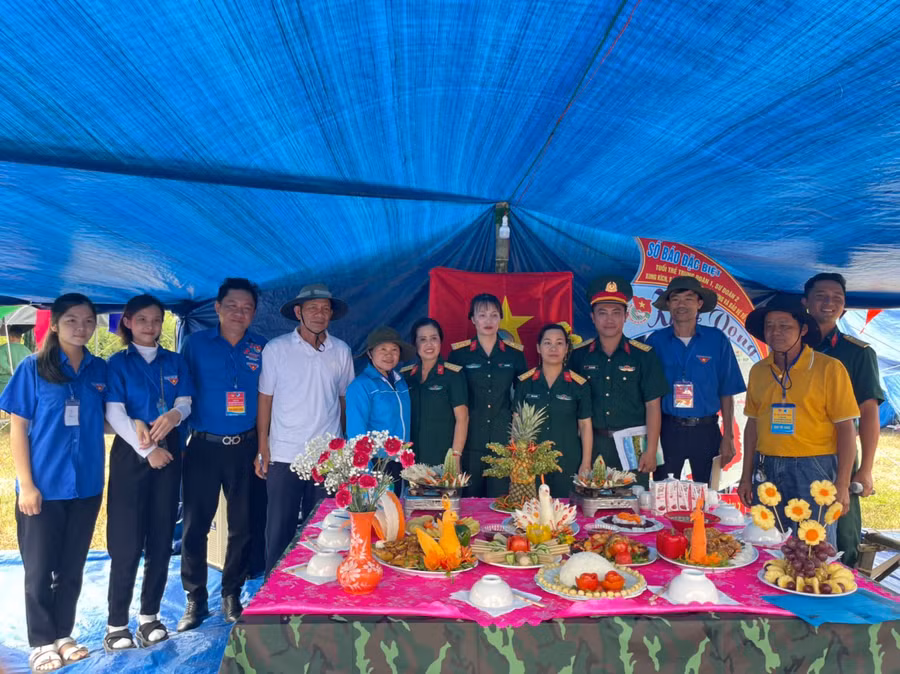 Mâm cơm với các món ăn Việt của tiểu trại Trung đoàn 1, Sư đoàn Bộ binh 2 tại Hội trại. Ảnh: Minh Tâm