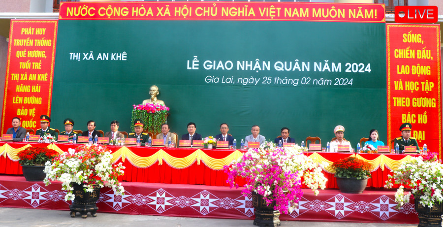 Các đồng chí lãnh đạo tỉnh, thị xã An Khê dự lễ giao nhận quân năm 2024. Ảnh: Ngọc Minh