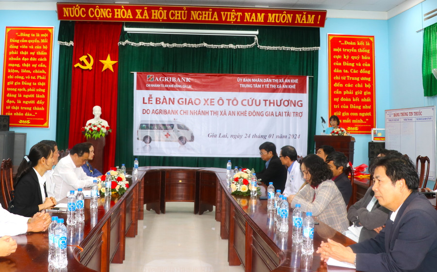 Quang cảnh lễ bàn giao xe ô tô cứu thương. Ảnh: Ngọc Minh