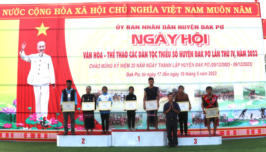 Ban tổ chức trao giấy khen cho các vận động viên có thành tích xuất sắc. Ảnh: Ngọc Minh Ban tổ chức trao giấy khen cho các vận động viên có thành tích xuất sắc. Ảnh: Ngọc Minh