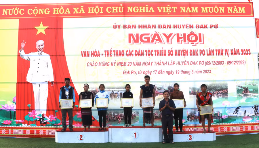 Ban tổ chức trao giấy khen cho các vận động viên có thành tích xuất sắc. Ảnh: Ngọc Minh