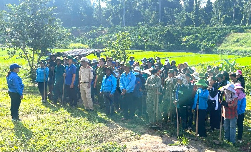 Hơn 120 đoàn viên, thanh niên huyện Kbang tham gia chiến dịch "Hành trình xanh", nạo vét kênh mương, đắp bờ ruộng tại cánh đồng Đầm Tu Choai (xã Đông). Ảnh: Hữu Nở Hơn 120 đoàn viên, thanh niên huyện Kbang tham gia chiến dịch "Hành trình xanh", nạo vét kênh mương, đắp bờ ruộng tại cánh đồng Đầm Tu Choai (xã Đông). Ảnh: Hữu Nở