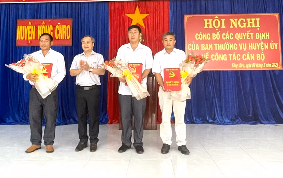 Phó Bí thư Thường trực Huyện ủy Kông Chro Nguyễn Thanh Minh (thứ 2 bên trái) trao quyết điều động, luân chuyển cán bộ của Ban Thường vụ Huyện ủy. Ảnh: Phương Liên