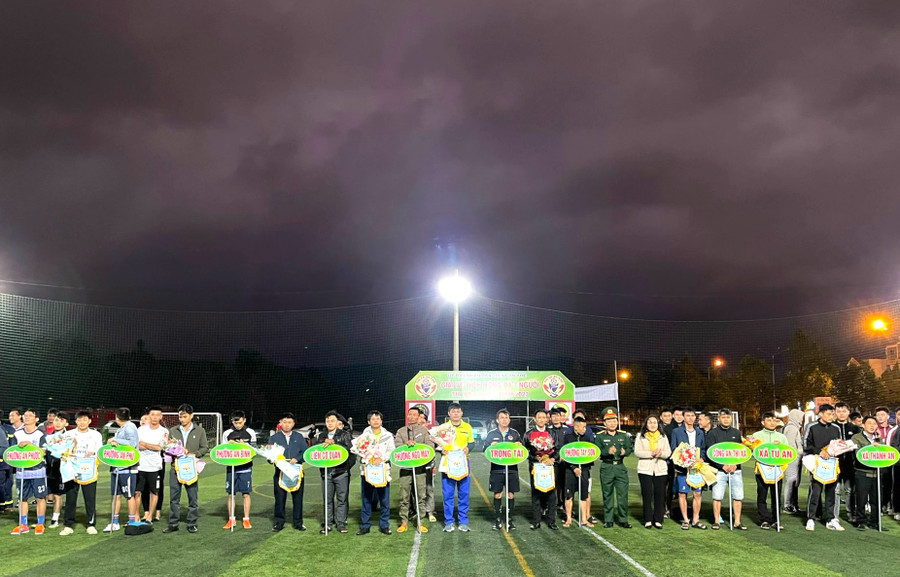 Đại diện Ban tổ chức Giải vô địch bóng đá nam 7 người thị xã An Khê năm 2023 tặng hoa và cờ cho các đội tham gia. Ảnh: Ngọc Minh