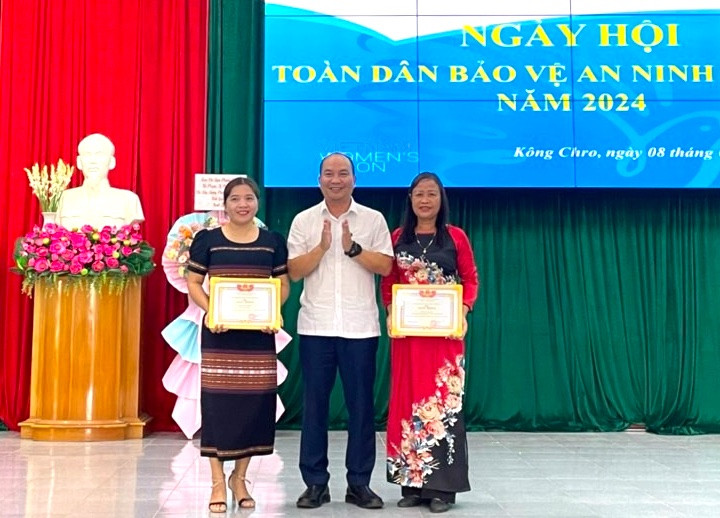 Chủ tịch UBND huyện Kông Chro Võ Nguyên Nam tặng giấy khen 1 tập thể, 1 cá nhân thuộc Hội LHPN huyện có thành tích trong thực hiện phong trào toàn dân bảo vệ an ninh Tổ quốc năm 2024. Ảnh: Phương Liên