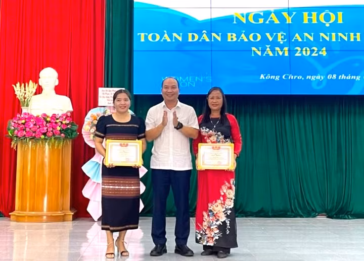 Chủ tịch UBND huyện Kông Chro Võ Nguyên Nam tặng giấy khen 1 tập thể, 1 cá nhân thuộc Hội LHPN huyện có thành tích trong thực hiện phong trào toàn dân bảo vệ an ninh Tổ quốc năm 2024. Ảnh: Phương Liên