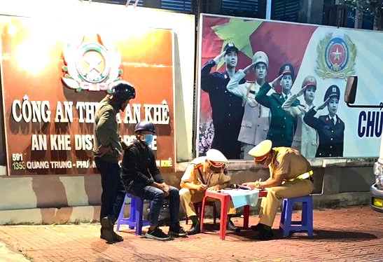 Lực lượng Cảnh sát giao thông, Công an thị xã An Khê lập biên bản xử phạt hành chính thanh thiếu niên vi phạm trật tự an toàn giao thông. Ảnh: Công an thị xã An Khê Lực lượng Cảnh sát giao thông, Công an thị xã An Khê lập biên bản xử phạt hành chính thanh thiếu niên vi phạm trật tự an toàn giao thông. Ảnh: Công an thị xã An Khê