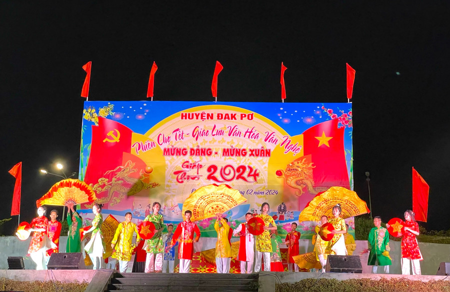 Để tạo không khí vui tươi, phấn khởi phục vụ nhân dân đón Tết cổ truyền, tối ngày 6-2, huyện Đak Pơ tổ chức chương trình giao lưu văn hóa, văn nghệ mừng Đảng, mừng Xuân Giáp Thìn năm 2024. Ảnh: Tuyết Mai