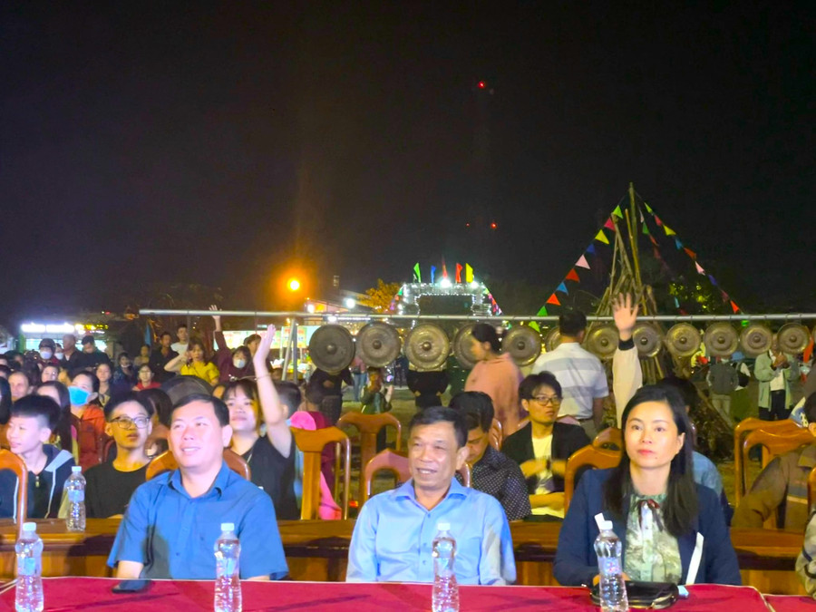 Các đồng chí lãnh đạo huyện Đak Pơ cùng người dân trên địa bàn tham dự Phiên chợ Tết cuối năm. Ảnh: Tuyết Mai