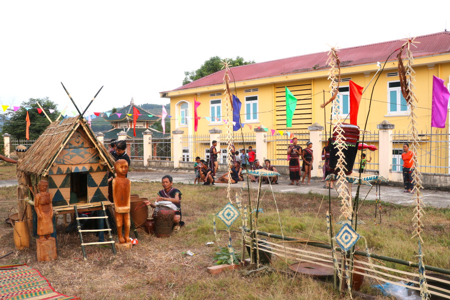 Một góc không gian lễ cúng truyền thống của người Bahnar ở xã Ya Hội. Ảnh: Ngọc Minh