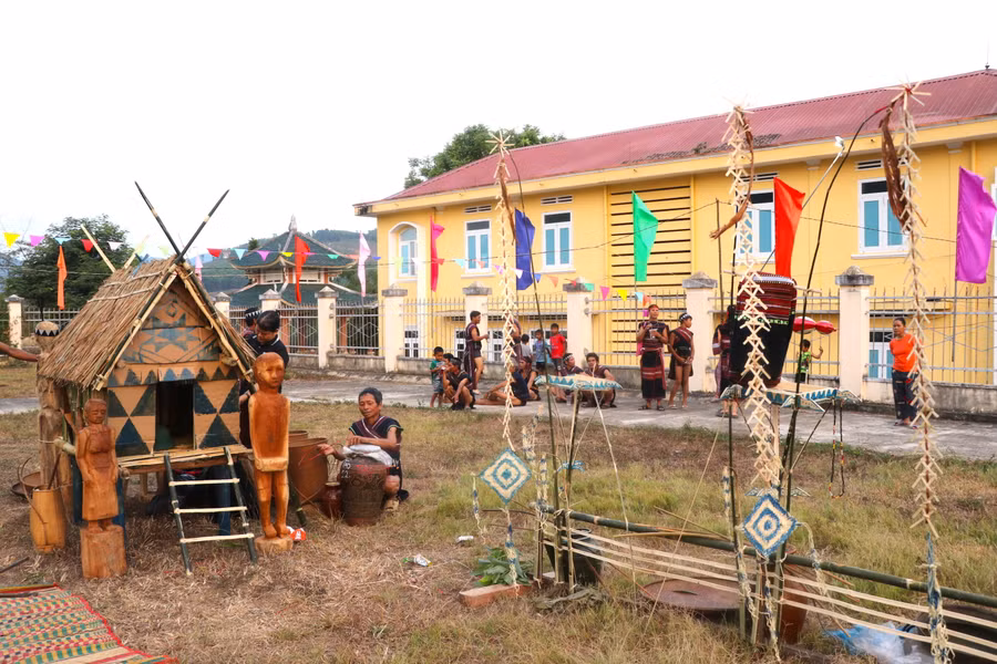 Một góc không gian lễ cúng truyền thống của người Bahnar ở xã Ya Hội. Ảnh: Ngọc Minh