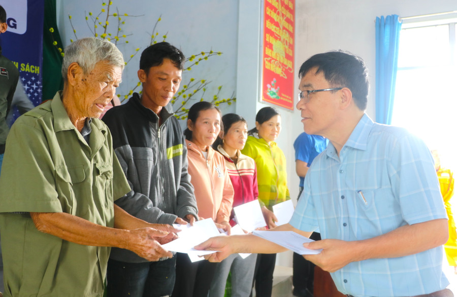 ông Đỗ Đức Hoài-Phó Giám đốc Công ty Thủy điện An Khê-Ka Nak tặng quà hộ nghèo, hộ khó khăn ở phường An Phước, thị xã An Khê. Ảnh: Ngọc Minh ông Đỗ Đức Hoài-Phó Giám đốc Công ty Thủy điện An Khê-Ka Nak tặng quà hộ nghèo, hộ khó khăn ở phường An Phước, thị xã An Khê. Ảnh: Ngọc Minh