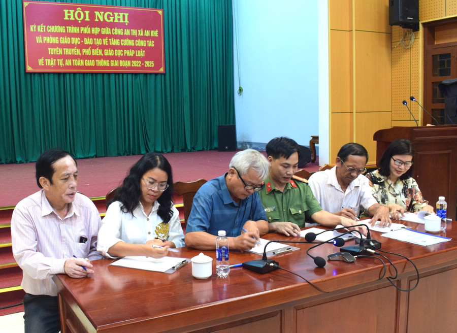 Đại diện lãnh đạo các cơ quan, trường học trên địa bàn thị xã An Khê ký kết chương trình phối hợp tuyên truyền pháp luật về giao thông trong trường học. Ảnh: Công an thị xã An Khê