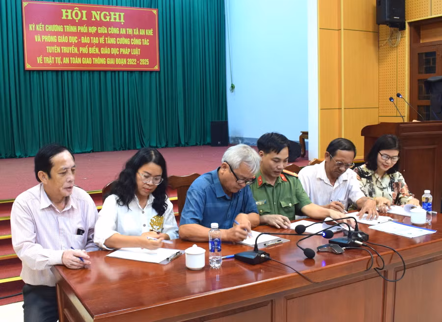 Đại diện lãnh đạo các cơ quan, trường học trên địa bàn thị xã An Khê ký kết chương trình phối hợp tuyên truyền pháp luật về giao thông trong trường học. Ảnh: Công an thị xã An Khê