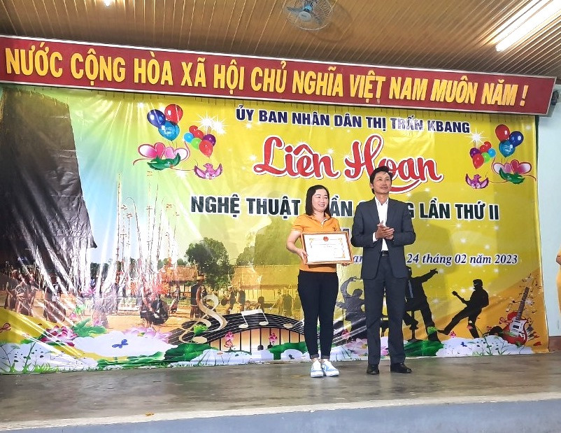 Ban tổ chức tặng giấy khen cho đội có màn trình diễn xuất sắc. Ảnh: Hữu Nở
