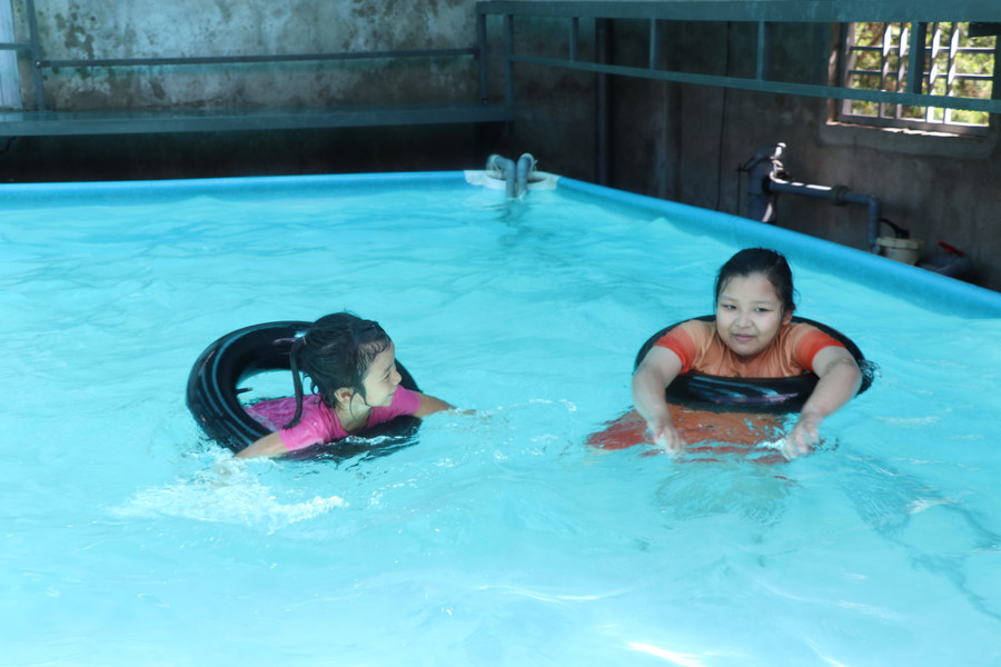 Học bơi không chỉ giúp thiếu niên rèn luyện sức khỏe mà còn nâng cao kỹ năng tự bảo vệ mình trong môi trường nước. Ảnh: Ngọc Minh