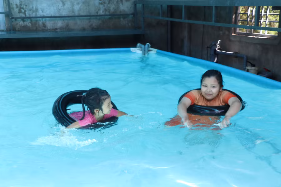 Học bơi không chỉ giúp thiếu niên rèn luyện sức khỏe mà còn nâng cao kỹ năng tự bảo vệ mình trong môi trường nước. Ảnh: Ngọc Minh