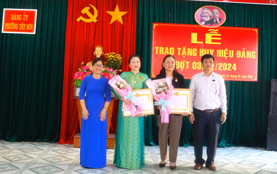 Đảng ủy phường Tây Sơn, thị xã An Khê trao tặng Huy hiệu 30 năm tuổi Đảng cho đảng viên trên địa bàn. Ảnh: Ngọc Minh