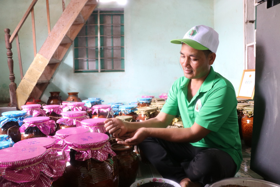 Anh Đinh Yang (làng Groi, xã Kông Pla) tất bật ủ rượu cần cung cấp thị trường Tết Nguyên đán 2024. Ảnh: Ngọc Minh Anh Đinh Yang (làng Groi, xã Kông Pla) tất bật ủ rượu cần cung cấp thị trường Tết Nguyên đán 2024. Ảnh: Ngọc Minh