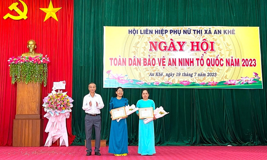 Phó Bí thư Thị ủy, Chủ tịch UBND thị xã An Khê Nguyễn Hùng Vỹ tặng giấy khen cho tập thể, cá nhân có thành tích. Ảnh: Thế Huynh Phó Bí thư Thị ủy, Chủ tịch UBND thị xã An Khê Nguyễn Hùng Vỹ tặng giấy khen cho tập thể, cá nhân có thành tích. Ảnh: Thế Huynh