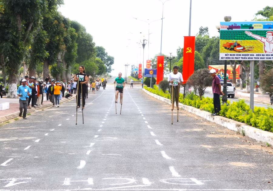 Các vận động viên tranh tài tại môn đi cà kheo. Ảnh: Ngọc Minh
