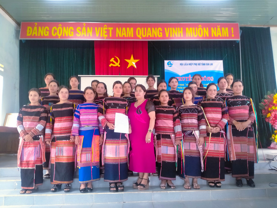 Đại diện lãnh đạo Hội LHPN tỉnh Gia Lai trao quyết định ra mắt mô hình “Nhà sạch, vườn đẹp” làng Srắt, xã Sơn Lang, huyện Kbang. Ảnh: Hồng Hạnh Đại diện lãnh đạo Hội LHPN tỉnh Gia Lai trao quyết định ra mắt mô hình “Nhà sạch, vườn đẹp” làng Srắt, xã Sơn Lang, huyện Kbang. Ảnh: Hồng Hạnh