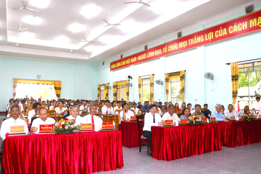 Các đồng chí lãnh đạo tỉnh, huyện dự tọa đàm kỷ niệm 35 năm ngày thành lập huyện Kông Chro (30/5/1988-30/5/2023). Ảnh: Ngọc Minh Các đồng chí lãnh đạo tỉnh, huyện dự tọa đàm kỷ niệm 35 năm ngày thành lập huyện Kông Chro (30/5/1988-30/5/2023). Ảnh: Ngọc Minh