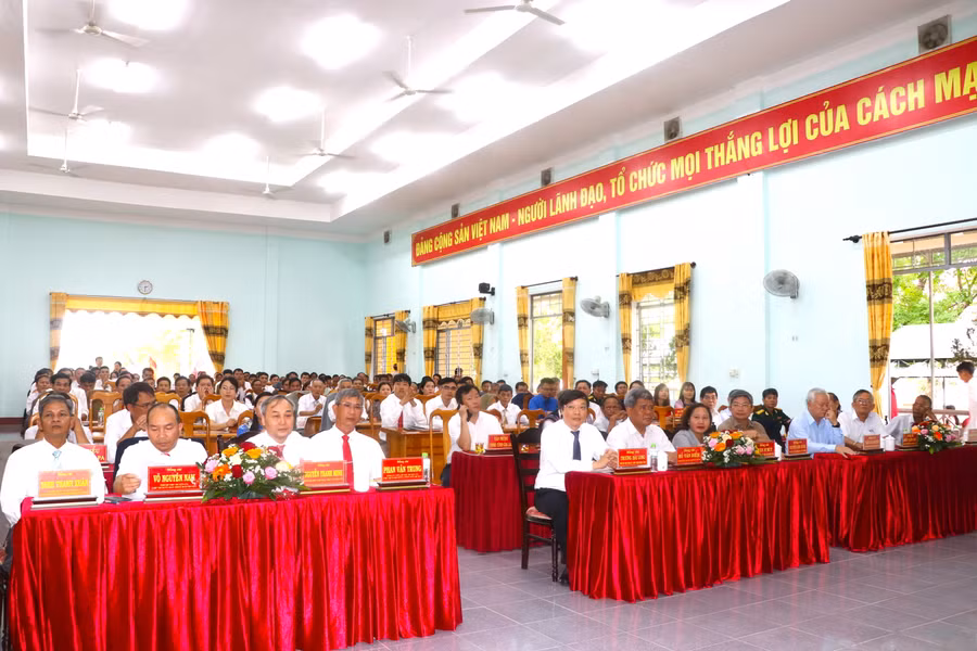 Các đồng chí lãnh đạo tỉnh, huyện dự tọa đàm kỷ niệm 35 năm ngày thành lập huyện Kông Chro (30/5/1988-30/5/2023). Ảnh: Ngọc Minh