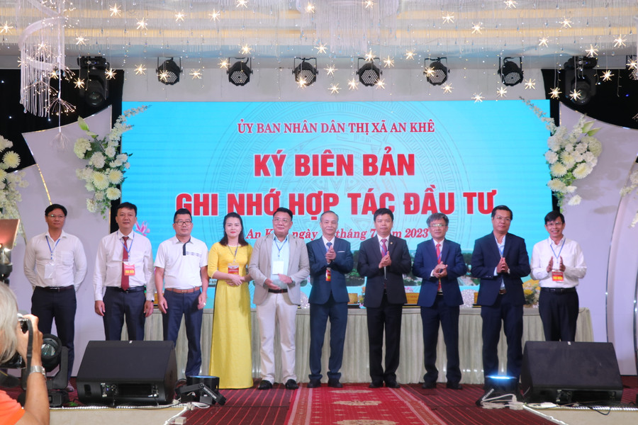 Các đồng chí lãnh đạo tỉnh, đại diện lãnh đạo sở, lãnh đạo địa phương chụp hình lưu niệm cùng các nhà đầu tư. Ảnh: Ngọc Minh Các đồng chí lãnh đạo tỉnh, đại diện lãnh đạo sở, lãnh đạo địa phương chụp hình lưu niệm cùng các nhà đầu tư. Ảnh: Ngọc Minh