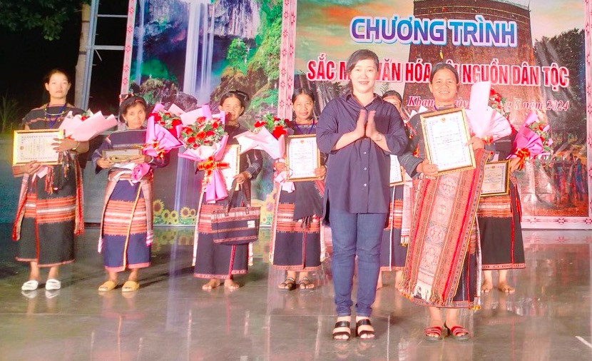 Đại diện Ban tổ chức trao giải nhất, nhì, ba cho nghệ nhân, người dân thi nghề dệt thổ cẩm truyền thống. Ảnh: Ngọc Minh Đại diện Ban tổ chức trao giải nhất, nhì, ba cho nghệ nhân, người dân thi nghề dệt thổ cẩm truyền thống. Ảnh: Ngọc Minh