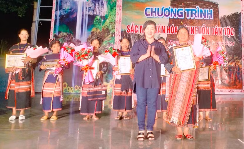 Đại diện Ban tổ chức trao giải nhất, nhì, ba cho nghệ nhân, người dân thi nghề dệt thổ cẩm truyền thống. Ảnh: Ngọc Minh