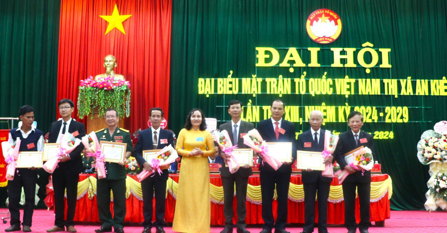 Tặng giấy khen các cá nhân đã có thành tích xuất sắc trong công tác Mặt trận nhiệm kỳ 2019-2024. Ảnh: Ngọc Minh Tặng giấy khen các cá nhân đã có thành tích xuất sắc trong công tác Mặt trận nhiệm kỳ 2019-2024. Ảnh: Ngọc Minh