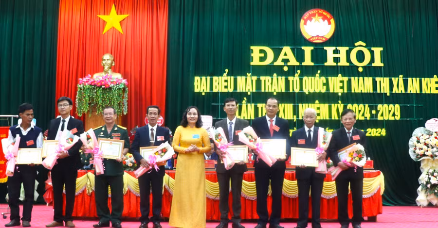 Tặng giấy khen các cá nhân đã có thành tích xuất sắc trong công tác Mặt trận nhiệm kỳ 2019-2024. Ảnh: Ngọc Minh