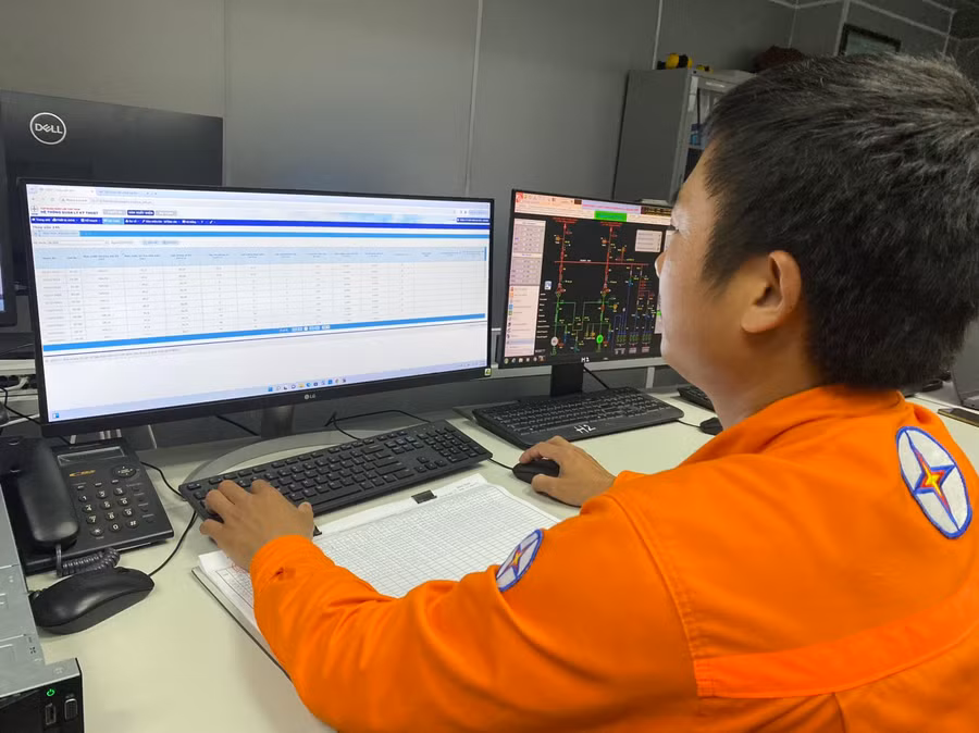 Nhân viên vận hành của Công ty Thủy điện An Khê-Ka Nak sử dụng phần mềm Nhật ký vận hành điện tử. Ảnh: Thu Hoài