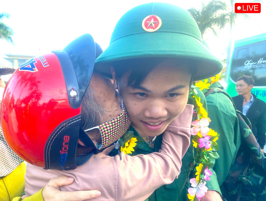 Bà Võ Thị Tuyết Thu (tổ 1, phường An Phước, thị xã An Khê) lưu luyến, ôm thật chặt cháu nội Nguyễn Viết Huy, động viên cháu mạnh giỏi lên đường nhập ngũ. Ảnh: Ngọc Minh