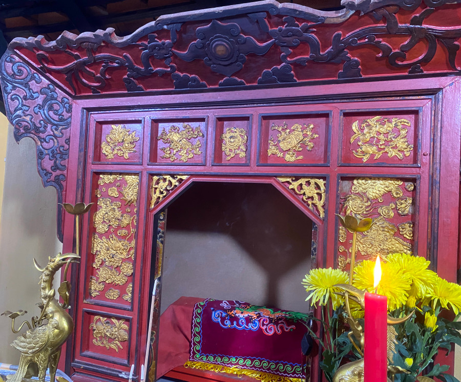 Sắc phong vua ban (sắc thần) được cất giữ trong hộp gỗ sơn son, bọc vải đỏ. Trước đây, sắc thần được gìn giữ, bảo quản tại đình An Lũy (An Khê đình). Sau đó, sắc thần được nghinh về bảo quản tại Nhà sắc và đổi tên là An Khê trường. Từ đó về sau, lễ cúng Quý Xuân tại Tổ đình diễn ra trong 2 ngày 9 và 10-2 âm lịch hàng năm. Ảnh: Ngọc Minh