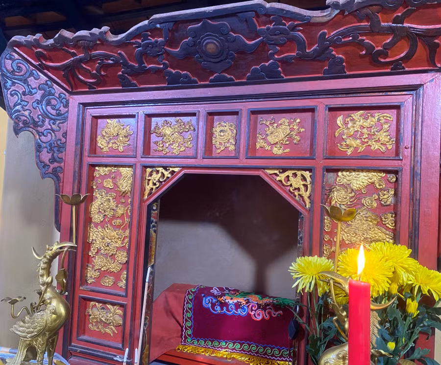 Sắc phong vua ban (sắc thần) được cất giữ trong hộp gỗ sơn son, bọc vải đỏ. Trước đây, sắc thần được gìn giữ, bảo quản tại đình An Lũy (An Khê đình). Sau đó, sắc thần được nghinh về bảo quản tại Nhà sắc và đổi tên là An Khê trường. Từ đó về sau, lễ cúng Quý Xuân tại Tổ đình diễn ra trong 2 ngày 9 và 10-2 âm lịch hàng năm. Ảnh: Ngọc Minh