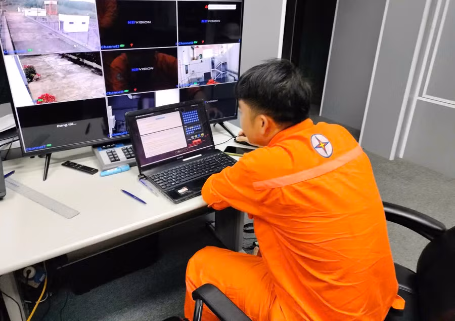 Việc ứng dụng chuyển đổi số vào thi nâng bậc giúp Công ty Thủy điện An Khê-Ka Nak tiết kiệm thời gian, chi phí và chủ động, linh hoạt về địa điểm, thời gian làm bài thi. Ảnh: Thu Hoài