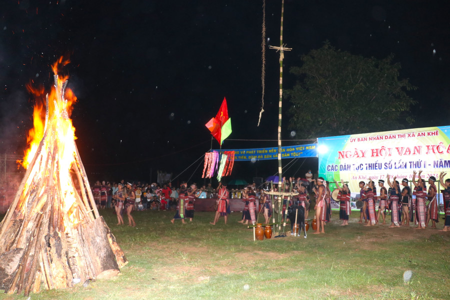 Lần lượt các đội chiêng di chuyển tạo thành một vòng tròn lớn quanh cây nêu và đống lửa bập bùng. Ảnh: Ngọc Minh Lần lượt các đội chiêng di chuyển tạo thành một vòng tròn lớn quanh cây nêu và đống lửa bập bùng. Ảnh: Ngọc Minh