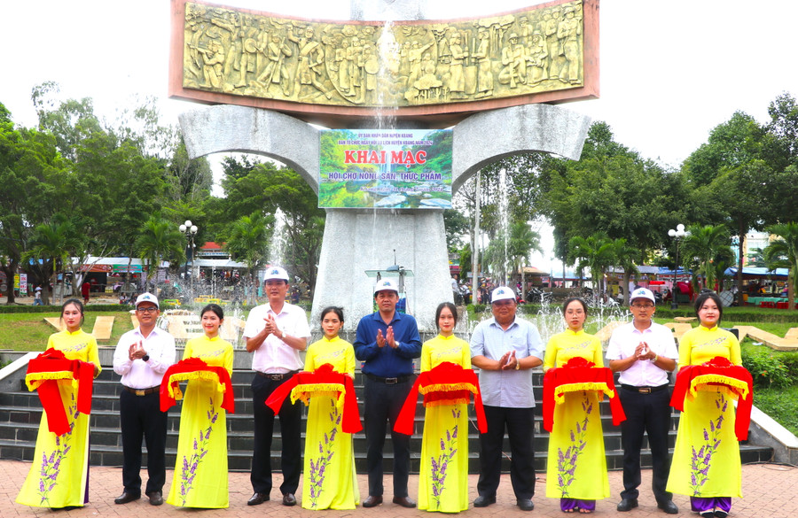 Các đồng chí lãnh đạo Huyện ủy, HĐND, UBND huyện Kbang cắt băng khai mạc Hội chợ nông sản, thực phẩm vùng đồng bào dân tộc thiểu số và miền núi huyện Kbang năm 2024. Ảnh: Ngọc Minh Các đồng chí lãnh đạo Huyện ủy, HĐND, UBND huyện Kbang cắt băng khai mạc Hội chợ nông sản, thực phẩm vùng đồng bào dân tộc thiểu số và miền núi huyện Kbang năm 2024. Ảnh: Ngọc Minh