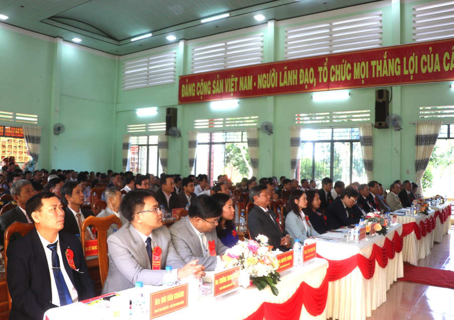 Các đồng chí lãnh đạo tỉnh, huyện, thị xã, thành phố và cán bộ huyện Đak Pơ dự lễ kỷ niệm. Ảnh: Ngọc Minh Các đồng chí lãnh đạo tỉnh, huyện, thị xã, thành phố và cán bộ huyện Đak Pơ dự lễ kỷ niệm. Ảnh: Ngọc Minh