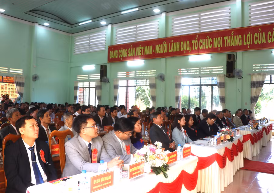 Các đồng chí lãnh đạo tỉnh, huyện, thị xã, thành phố và cán bộ huyện Đak Pơ dự lễ kỷ niệm. Ảnh: Ngọc Minh