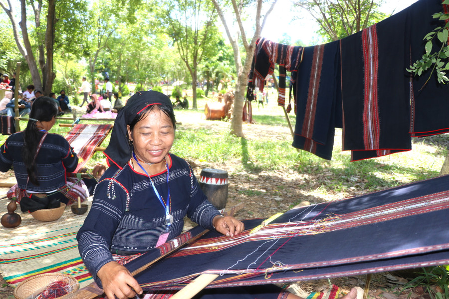 Người dân, nghệ nhân thi nghề dệt thổ cẩm truyền thống hoàn thiện sản phẩm để phục vụ du khách tham quan, trải nghiệm. Ảnh: Ngọc Minh Người dân, nghệ nhân thi nghề dệt thổ cẩm truyền thống hoàn thiện sản phẩm để phục vụ du khách tham quan, trải nghiệm. Ảnh: Ngọc Minh