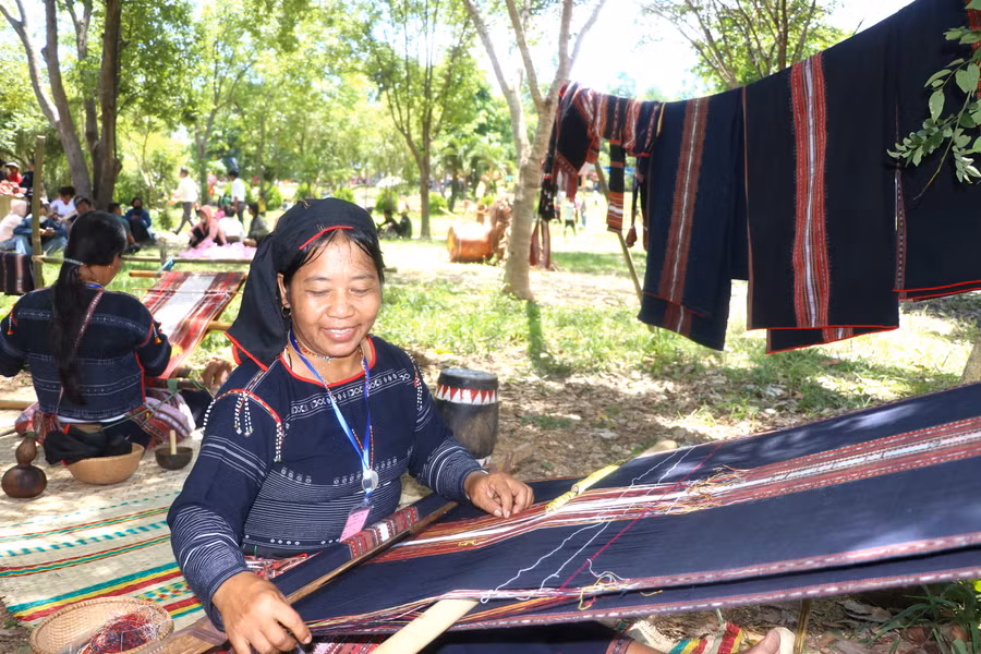 Người dân, nghệ nhân thi nghề dệt thổ cẩm truyền thống hoàn thiện sản phẩm để phục vụ du khách tham quan, trải nghiệm. Ảnh: Ngọc Minh