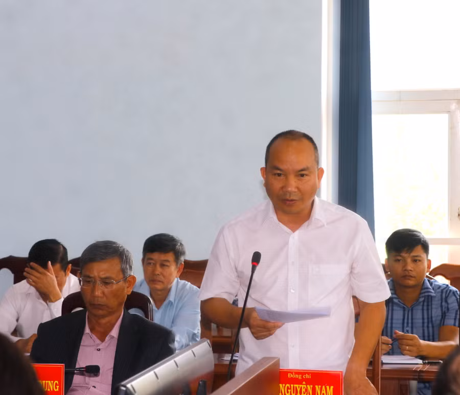 Ông Võ Nguyên Nam-Phó Bí thư Huyện ủy, Chủ tịch UBND huyện Kông Chro nêu đề xuất kiến nghị tại buổi làm việc. Ảnh: Ngọc Minh