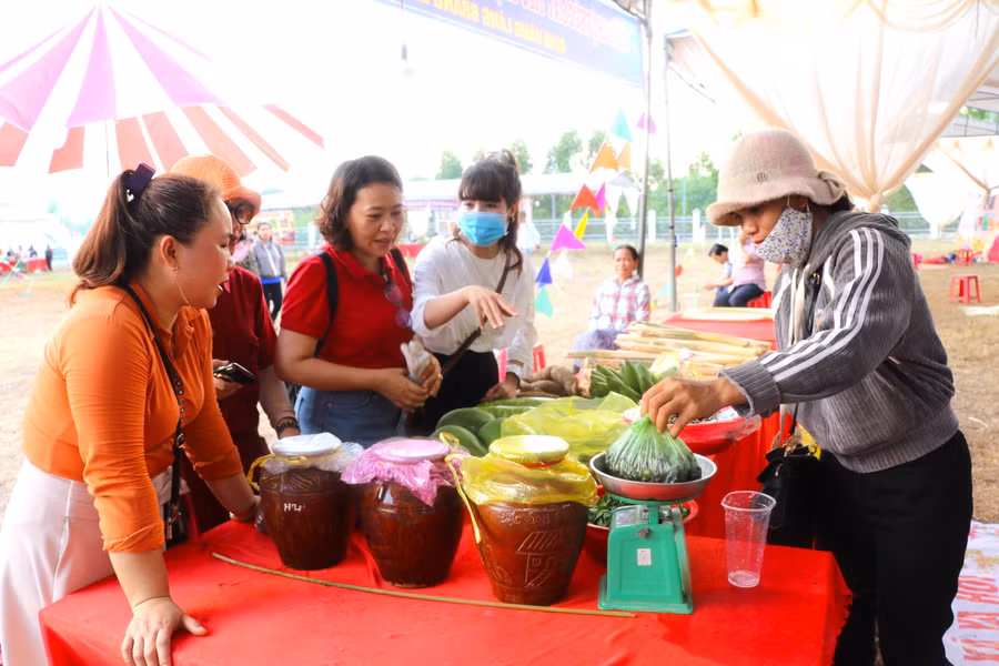 Đông đảo khách thập phương tham quan, mua sắm nông sản tại hội chợ ở xã Ya Hội, huyện Đak Pơ. Ảnh: Ngọc Minh